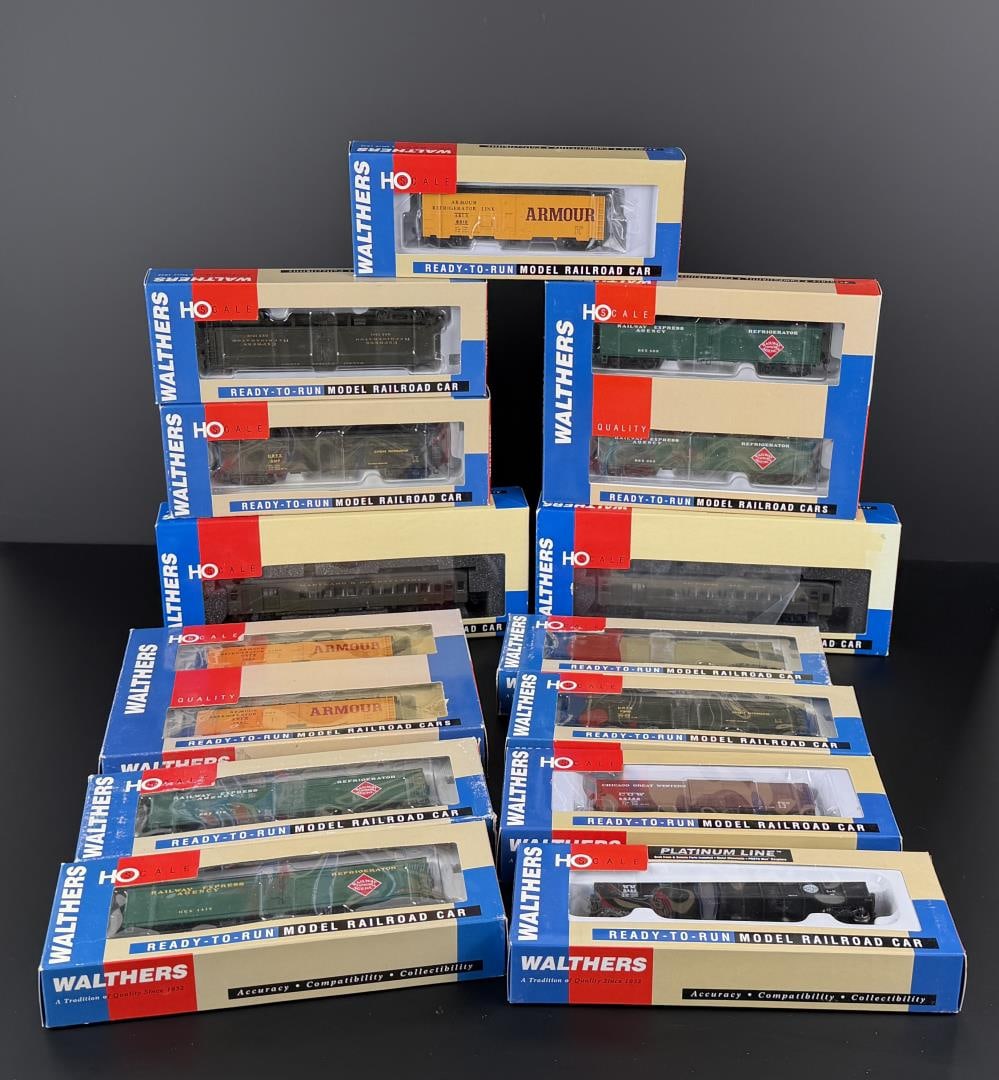 Collection of Walthers Ready to Run Boxcars: 13 total
