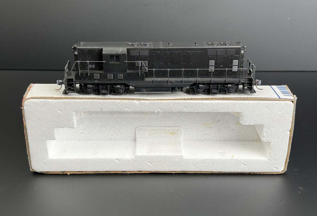 Atlas Kato GP-7 37729 Locomotive: Unlettered