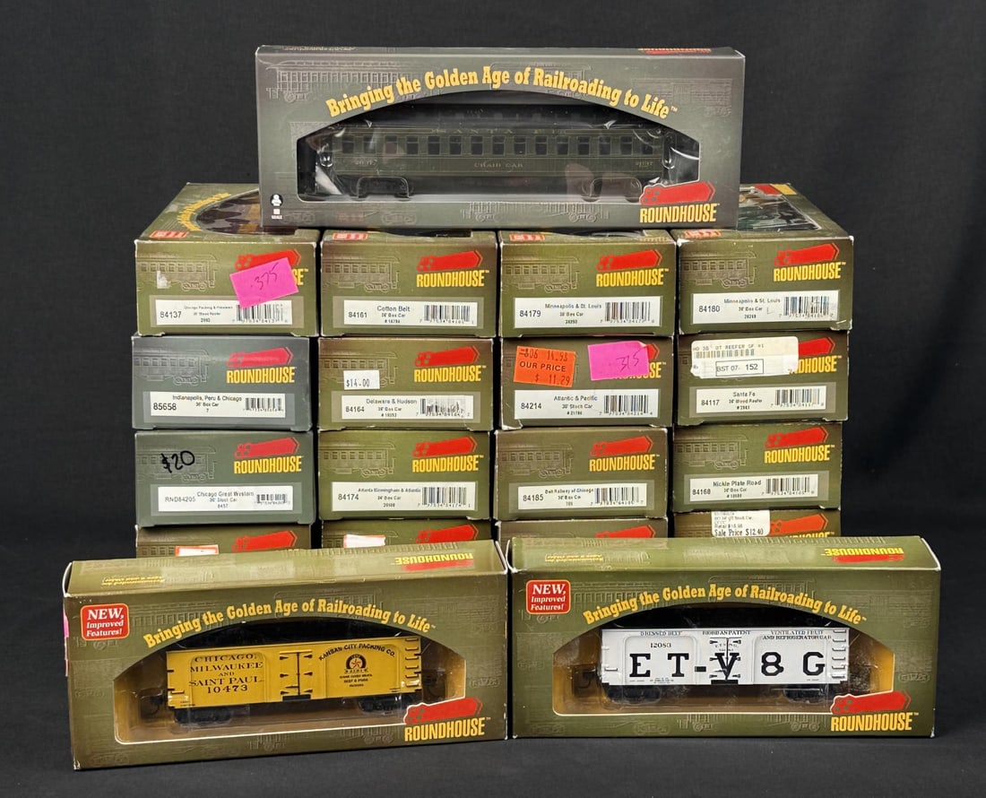 Collection of Roundhouse Reefer Boxcars: 23 Total