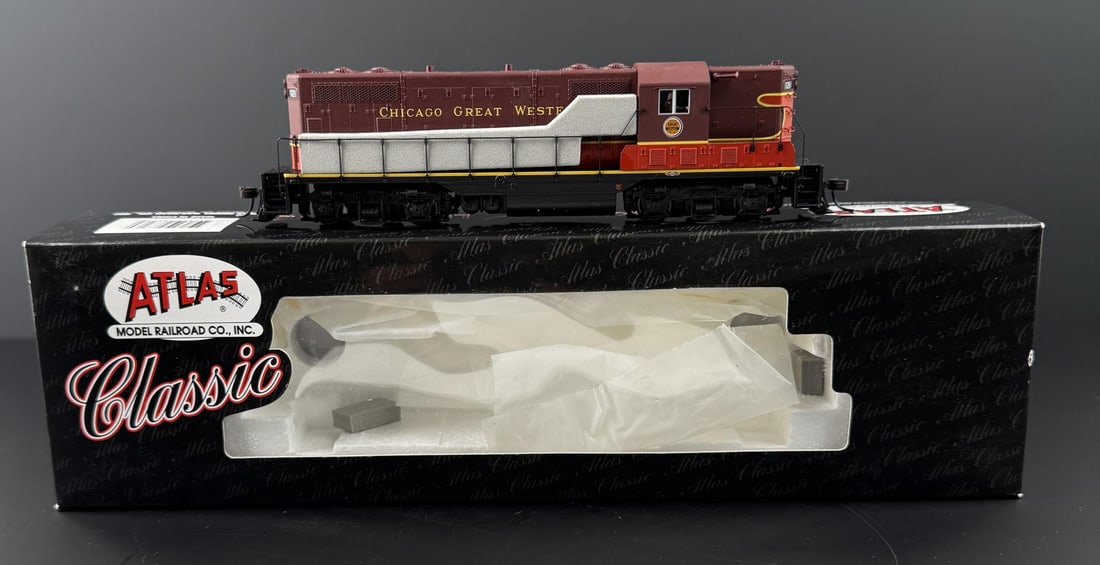 Atlas Classic GP-7 8326 Locomotive: Chicago Great Western #121