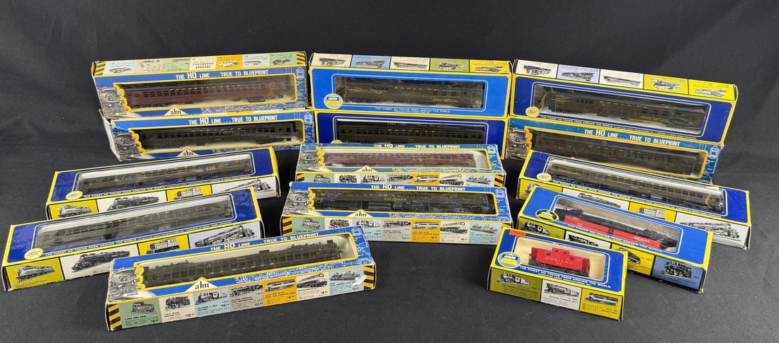 Collection of AHM Associated Hobby Boxcars: 14 total.