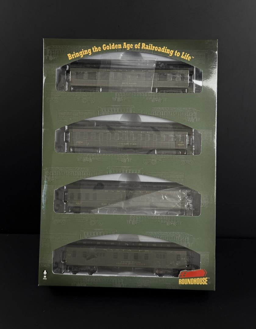 Roundhouse 84821 Santa Fe Overland Set: Four car set.