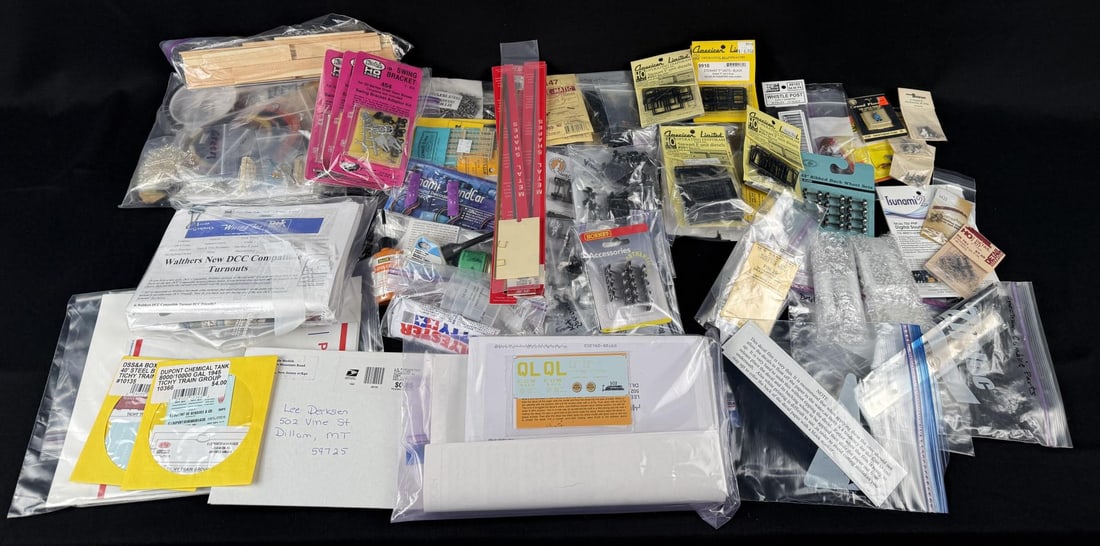 Collection of Assorted HO Scale Accessories (1 of 9)