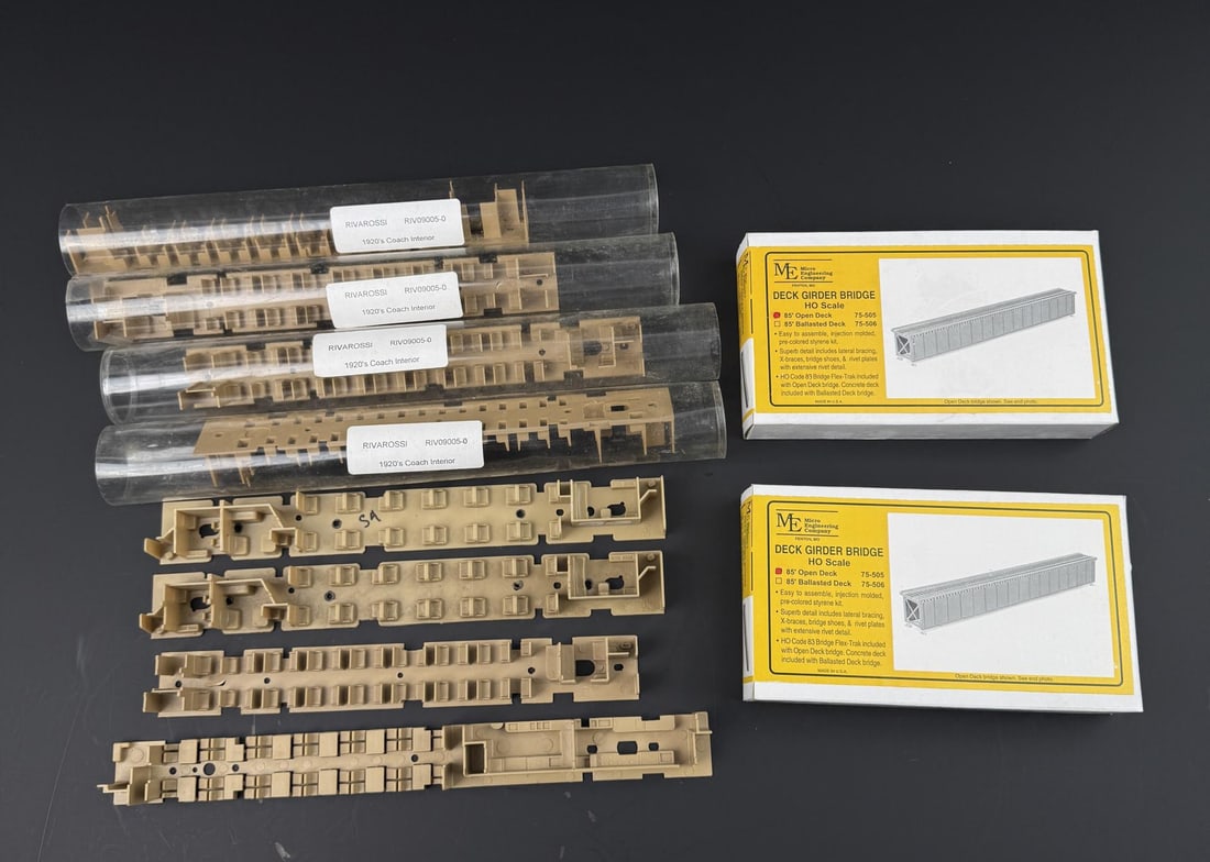 Collection of Assorted HO Scale Accessories: Nice grouping
