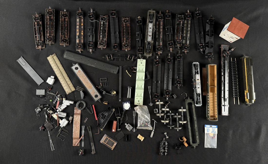 Collection of Model Railroad Parts and Pieces: Nice grouping