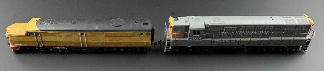 Athearn Southern Pacific Locomotives: 33221 and 43015
