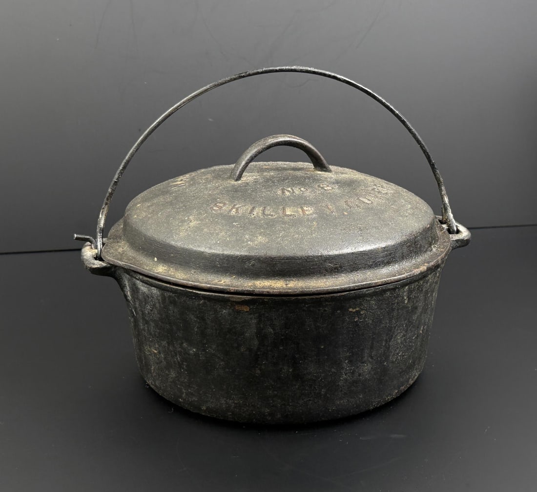 Wagner Ware Cast Iron Dutch Oven and Lid No 8 (1 of 6)
