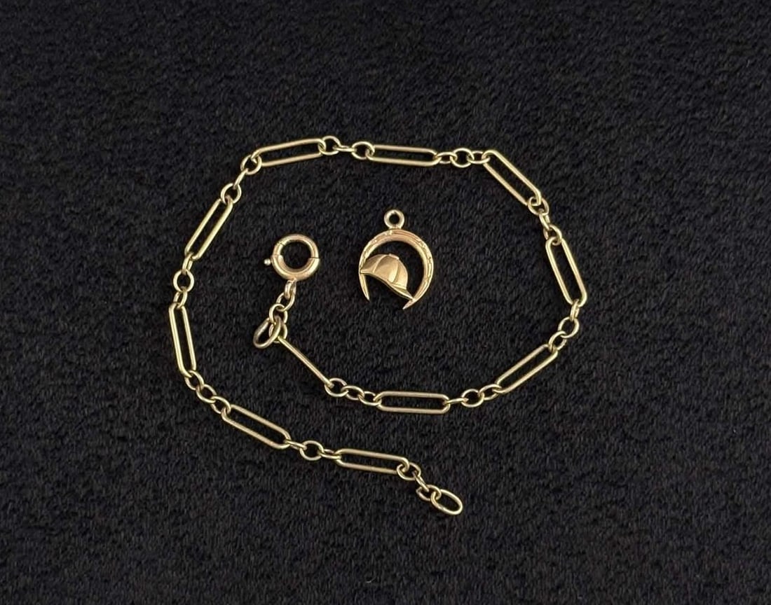 14k Gold Charm Bracelet: 3.2 grams. Lot requires payment via non credit card only.