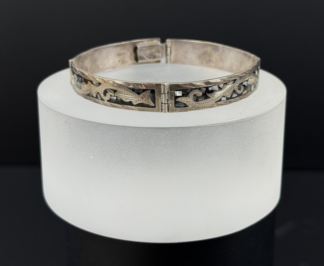 Sterling Silver Mother of Pearl Panel Bracelet: 7" internal circumference. 22.46 grams.