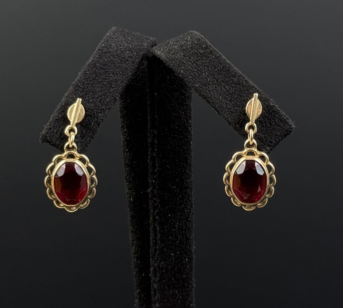 14K Gold Oval Garnet Earrings: 7/8" long each. 1.61 grams.