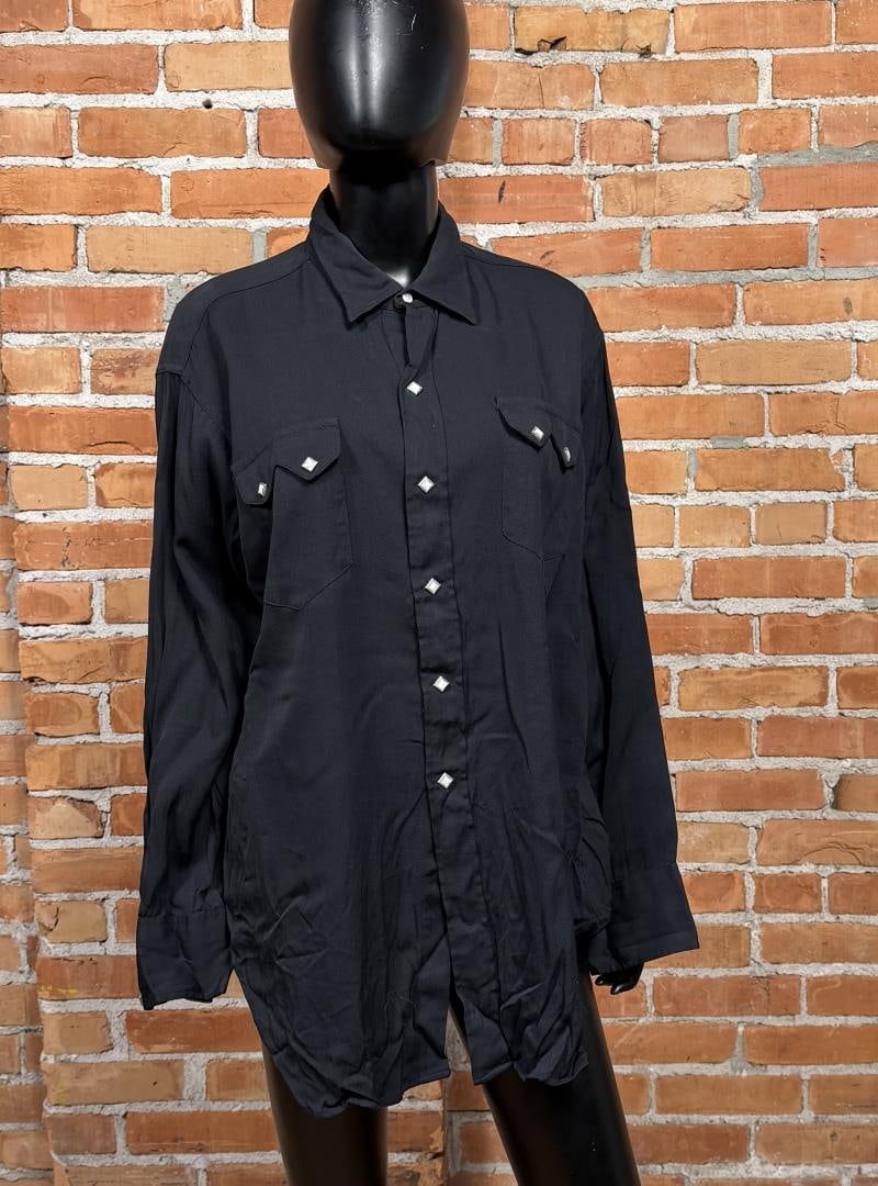 Levi Big E Sawtooth Pocket Western Ranch Shirt: Short horn label. Diamond pearl snaps. Levi Strauss of California. Measures 19" shoulder, 31" length, 22" chest.