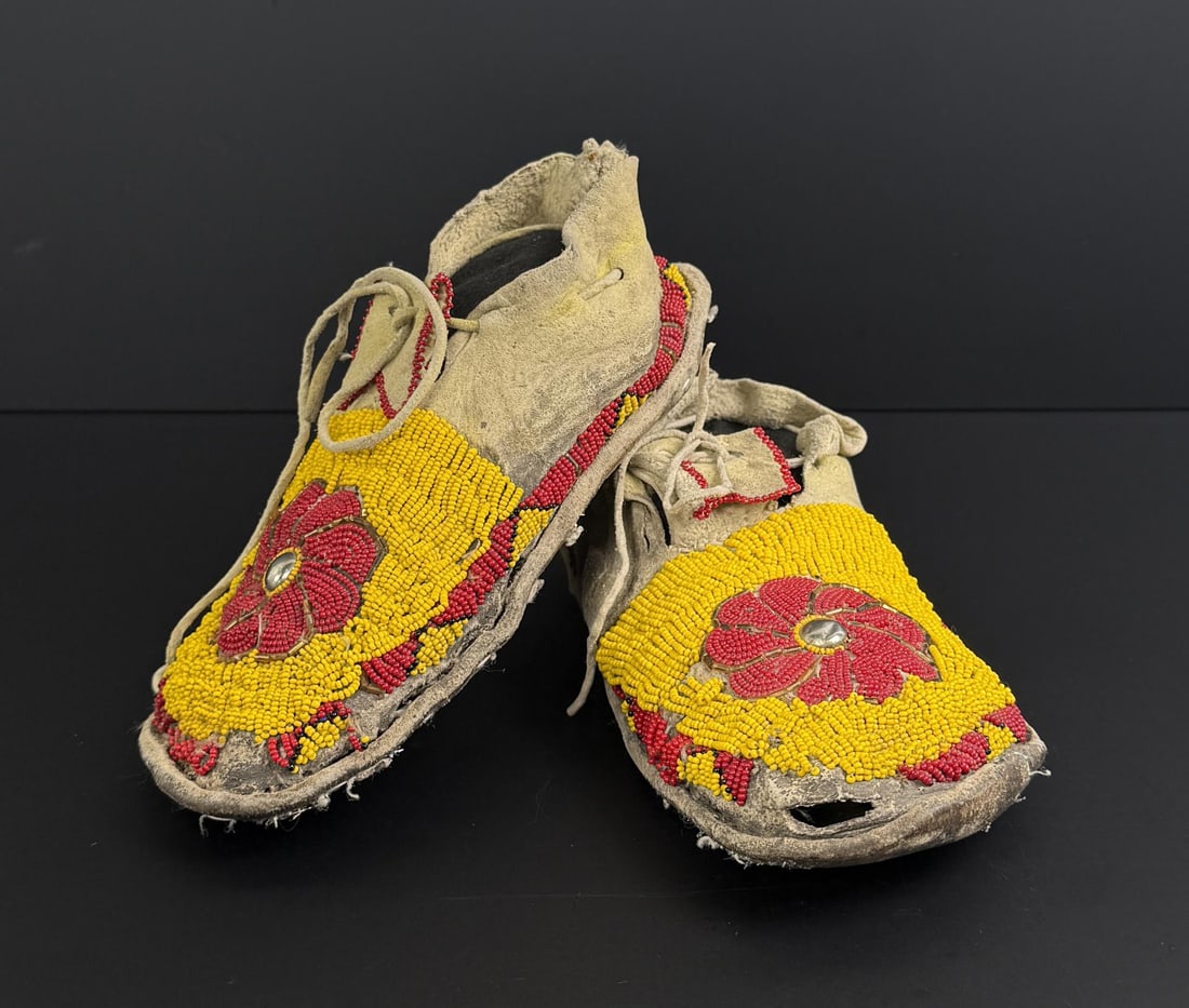 Montana Blackfoot Native American Indian Moccasins (1 of 9)