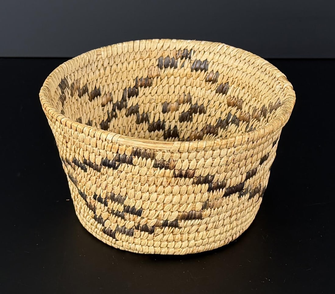 Papago Native American Indian Basket: 6 5/8" diameter, 3 7/8" tall