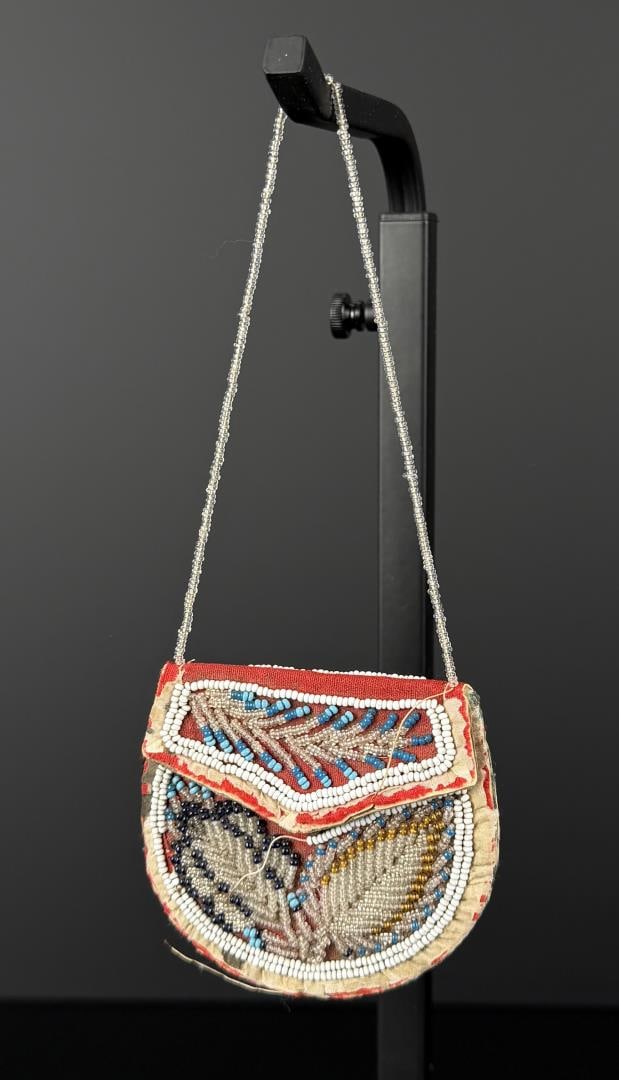 Haudenosaunee Native American Indian Beaded Bag: 7" by 3" with handle.