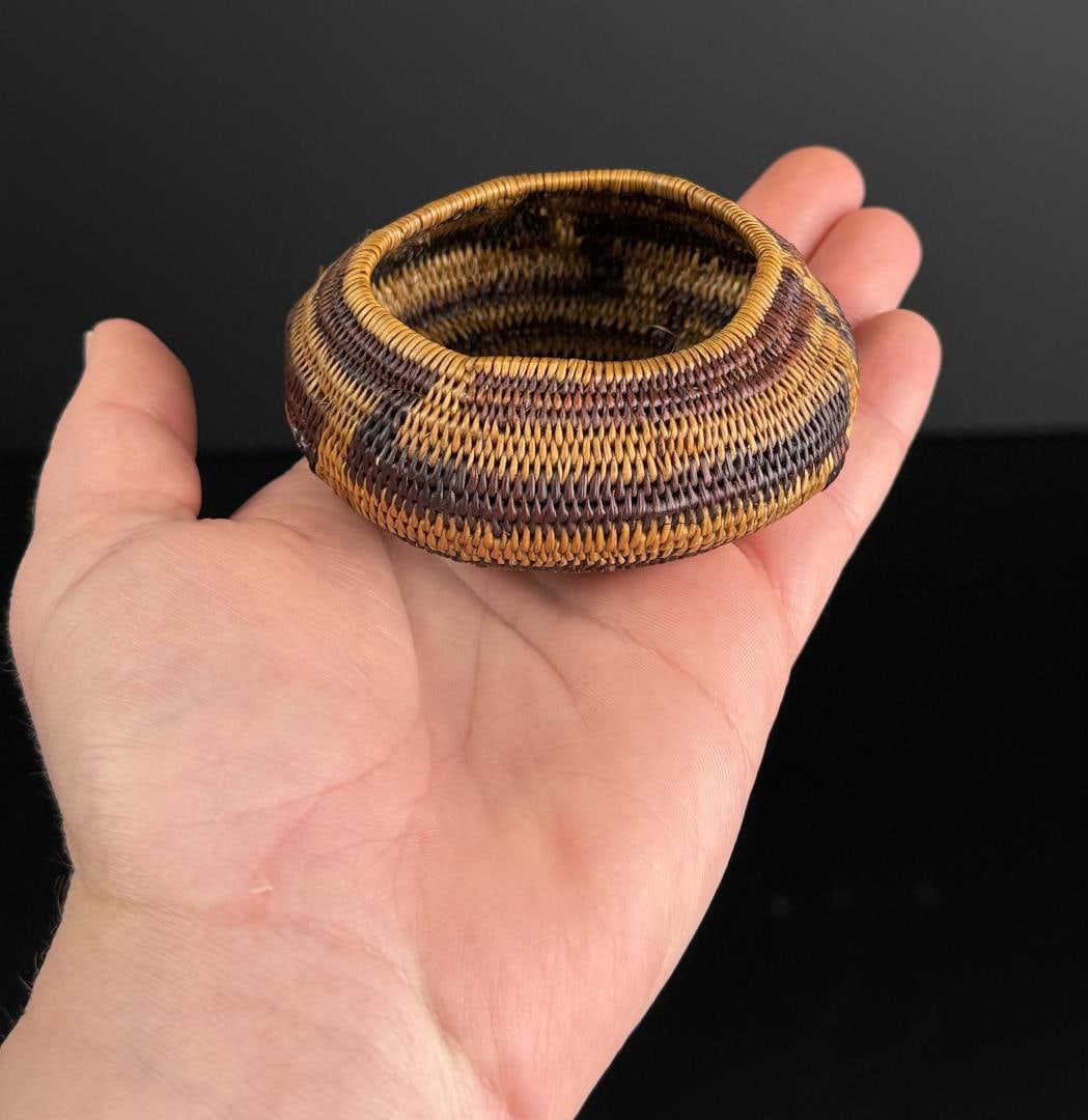 Pomo Native American Indian Gift Basket: 3" by 3" by 1 1/8".