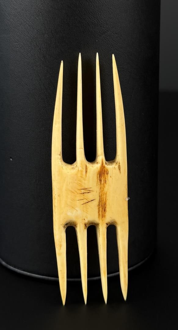 Ancient Thule Inuit Alaskan Eskimo Ivory Comb: 4" long, 1 1/8" wide. Native made prior to 1972. This item cannot be shipped to Oregon, California, Hawaii, New York, New Jersey, Internationally, or any other state that prohibits.