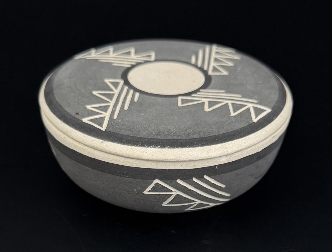 Sioux Native American Indian Lidded Pot (1 of 6)