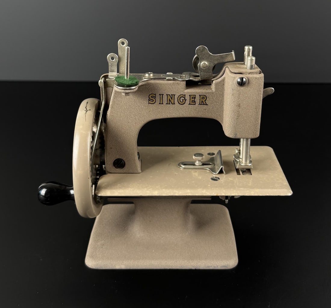 Singer Sewhandy Model 20 Childs Sewing Machine (1 of 7)