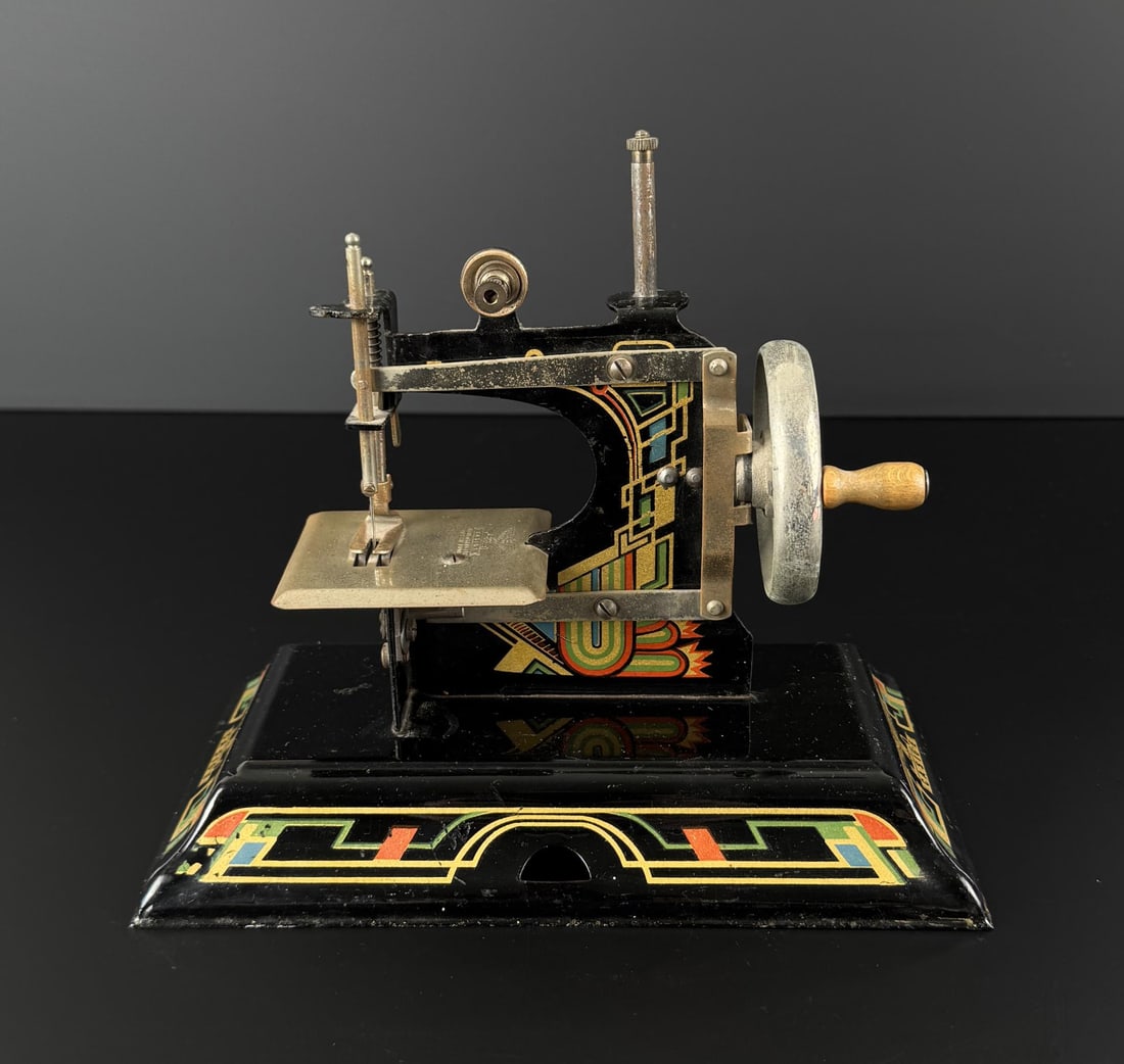 Casige Model 116 Toy Sewing Machine: Nice example.
