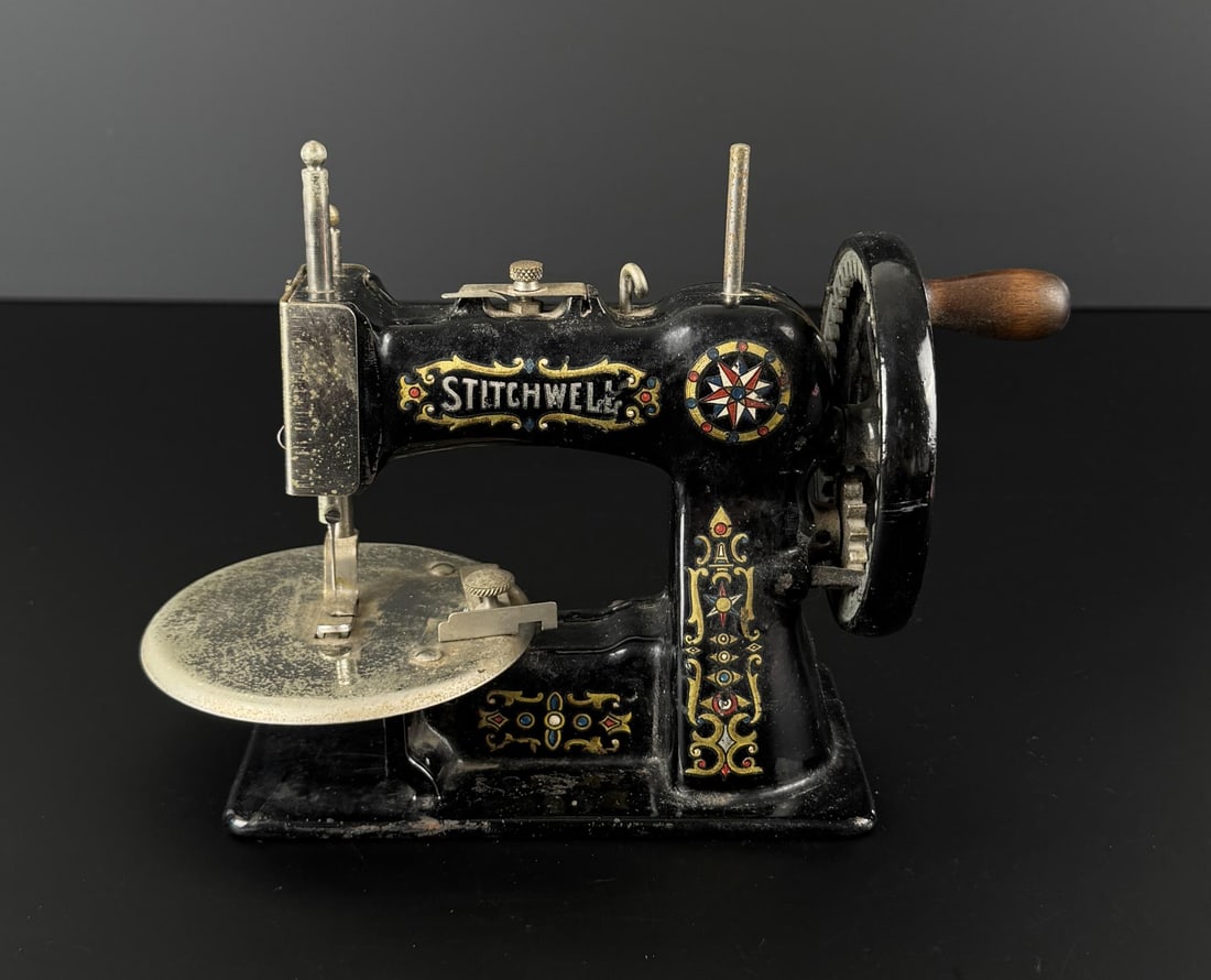 Stitchwell Toy Sewing Machine (1 of 5)