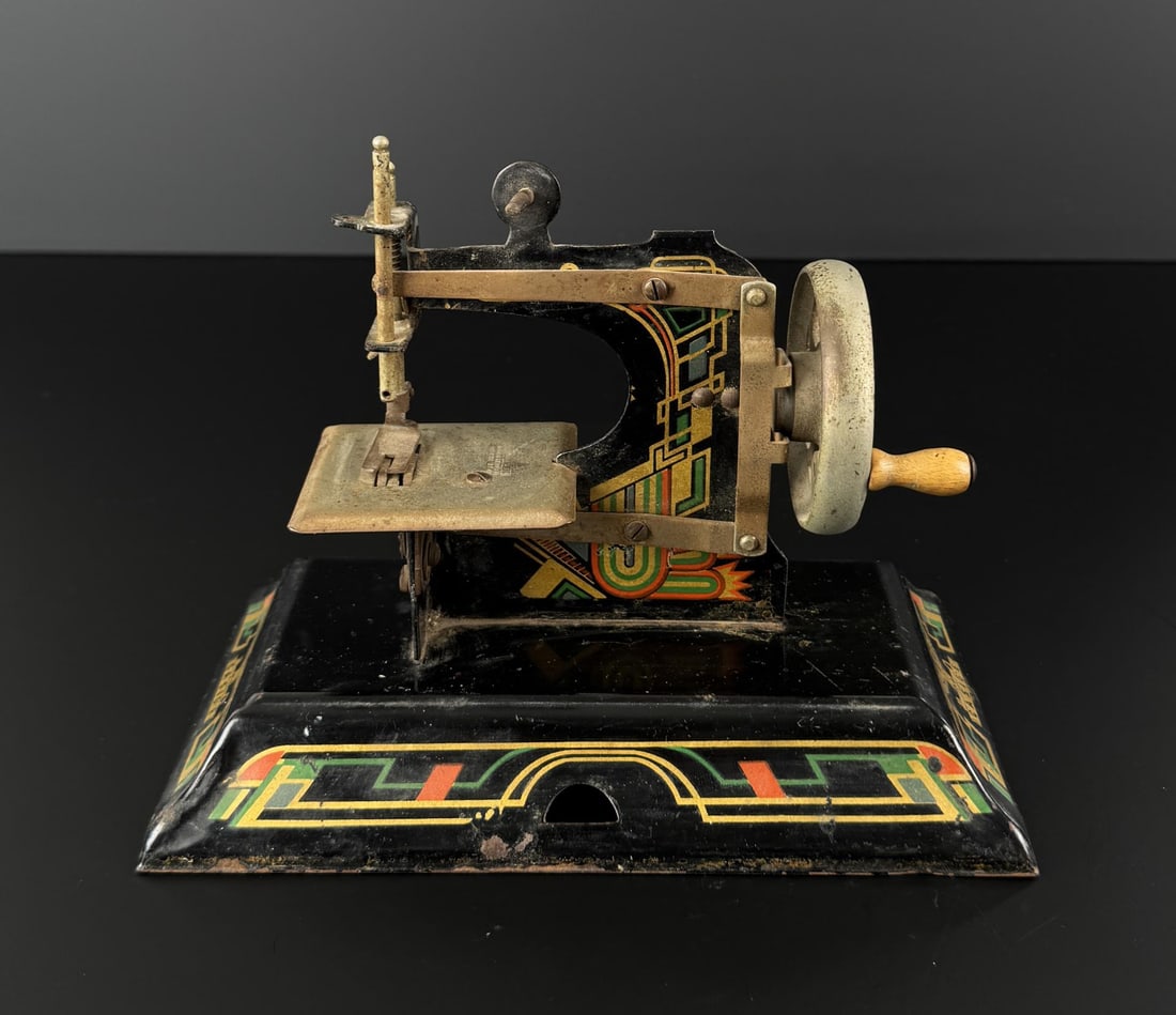 Casige Model 116 Toy Sewing Machine (1 of 7)