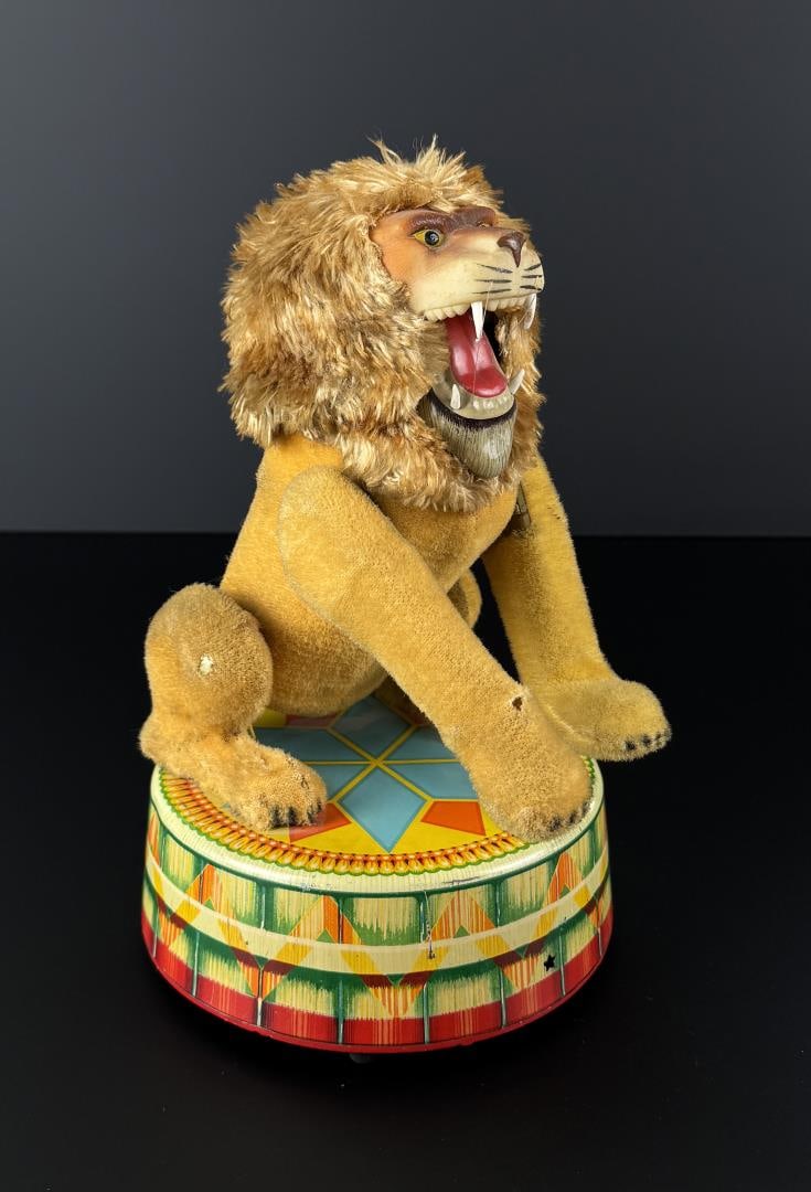 1950s Japanese Rock Valley Toys Circus Lion Toy: 10 1/4" by 7 7/8" by 6 1/4". Not in working condition.