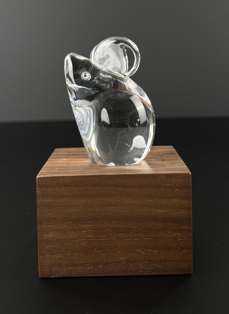 Maleras Sweden Crystal Mouse Paperweight: 2 1/2" by 1 3/4" by 1 1/2".