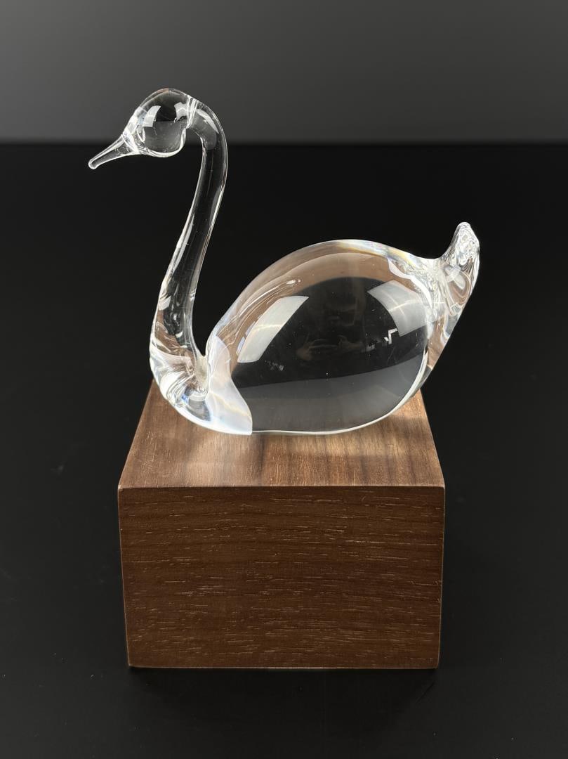 Art Glass Crystal Swan Paperweight: 3 1/4" by 3 1/4" by 1 7/8".