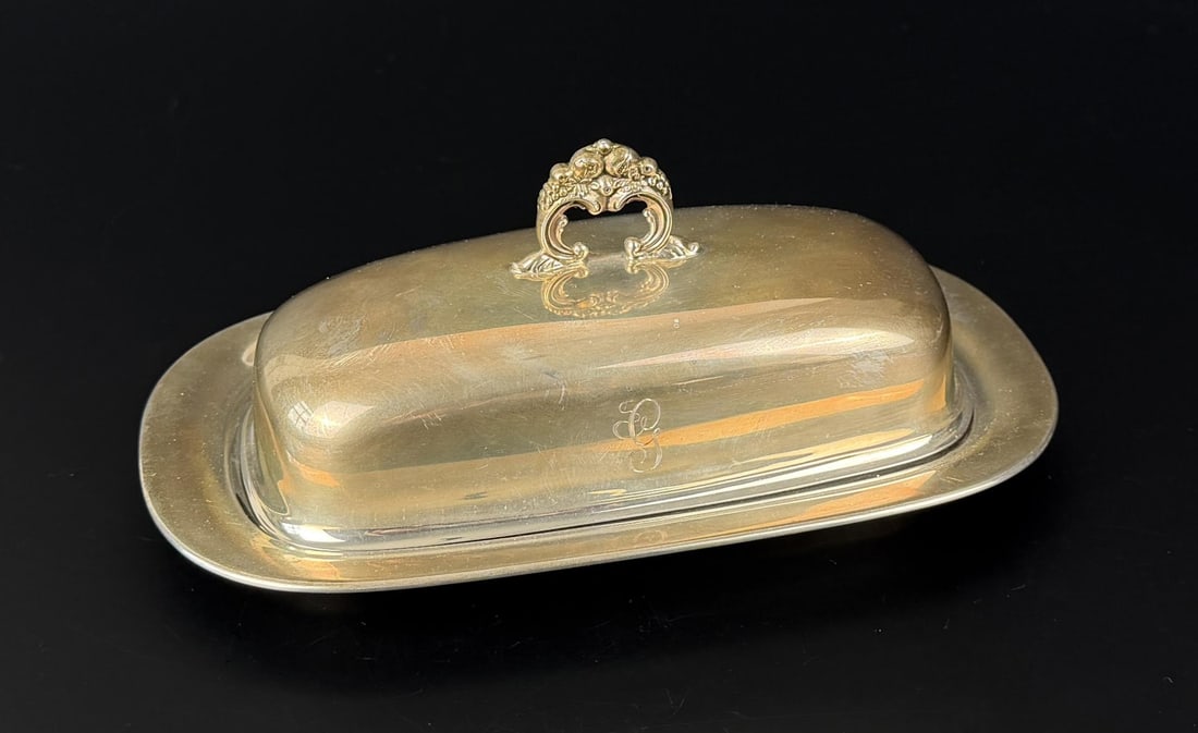 Reed and Barton Sterling Silver Butter Dish: Francis pattern, 298 grams, 3 1/8" by 4 5/8" by 8 1/8". Lot requires payment via non credit card only.