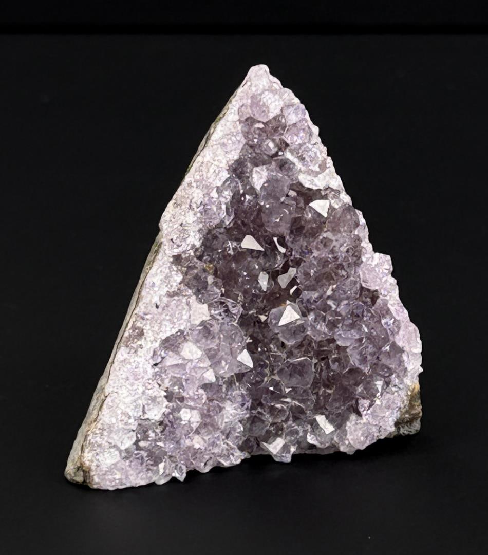 Brazilian Amethyst Geode: 2" by 2" by 1 1/2". 99 grams.