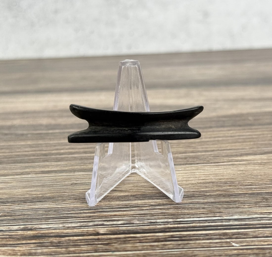 Ancient Thule Inuit Alaskan Eskimo Labret: 2 1/4" long. Native made prior to 1972. This item cannot be shipped to Oregon, California, Hawaii, New York, New Jersey, Internationally, or any other state that prohibits.