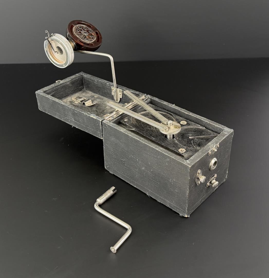 Peter Pan Folding Portable Gramophone (1 of 7)