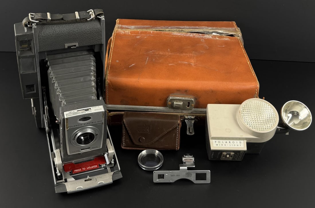 Polaroid 900 Electric Eye Land Camera: Nice set.