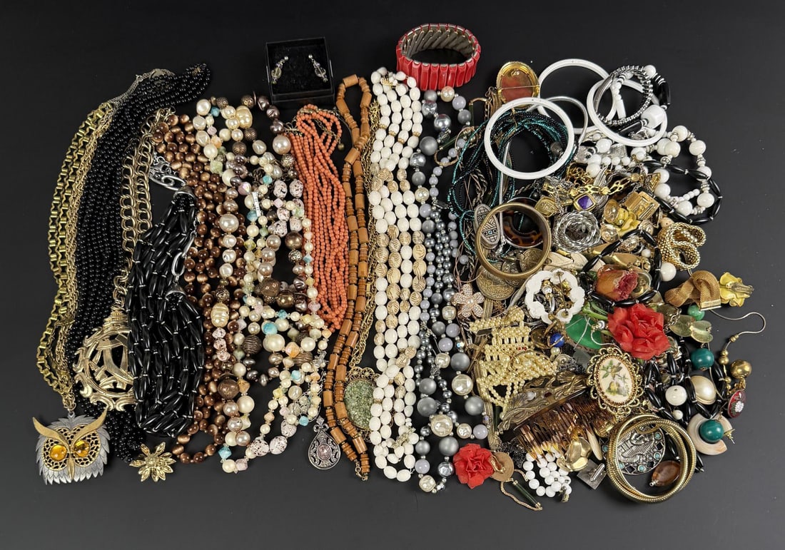 5 Pounds of Costume Jewelry (1 of 6)