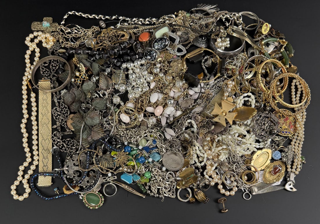 5 Pounds of Costume Jewelry: Nice grouping