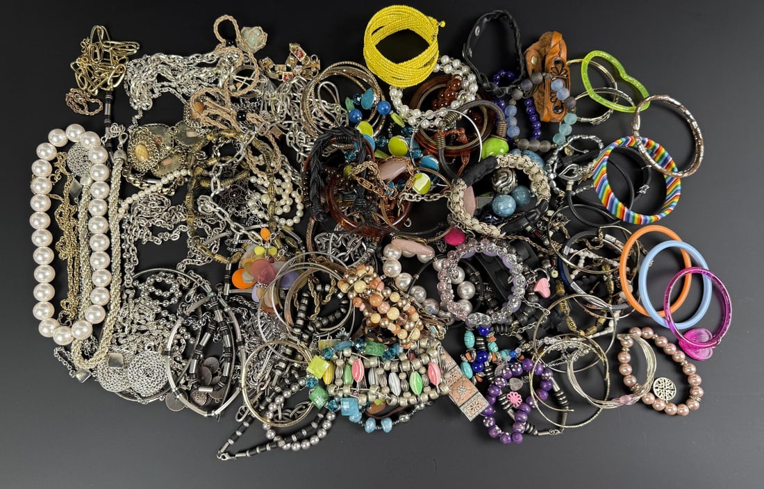 5 Pounds of Costume Jewelry: Nice grouping