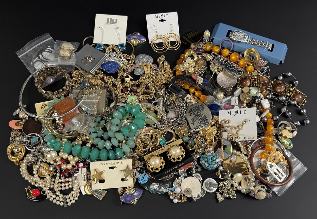5 Pounds of Costume Jewelry: Nice grouping