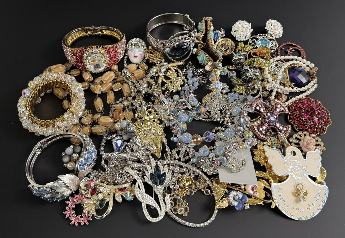 2 Pounds of Rhinestone Costume Jewelry: 2lb 9oz. Nice grouping