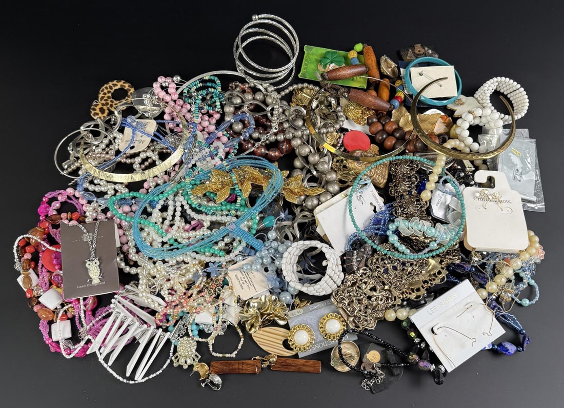 5 Pounds of Costume Jewelry: Nice grouping