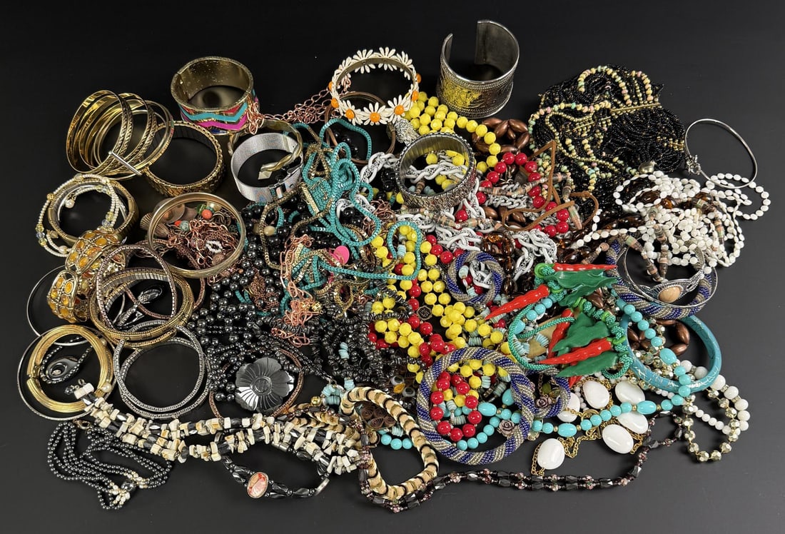 5 Pounds of Costume Jewelry: Nice grouping