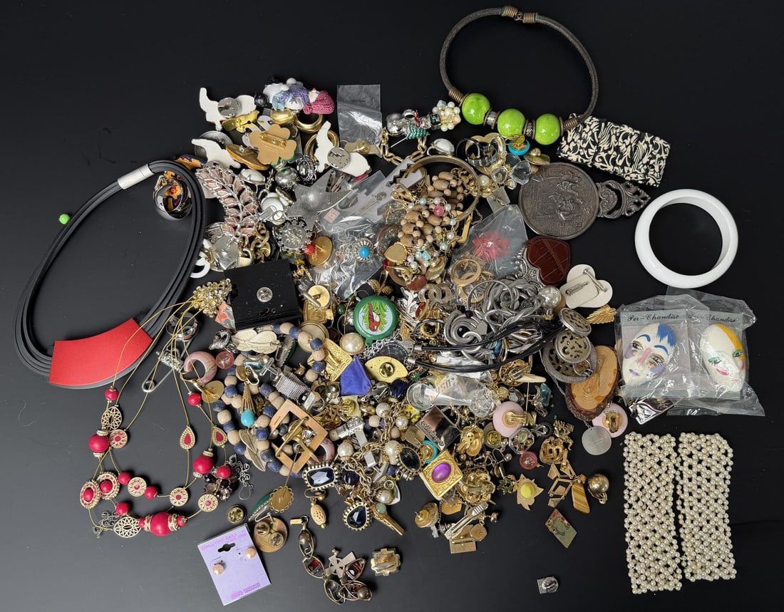 5 Pounds of Costume Jewelry: Nice grouping.