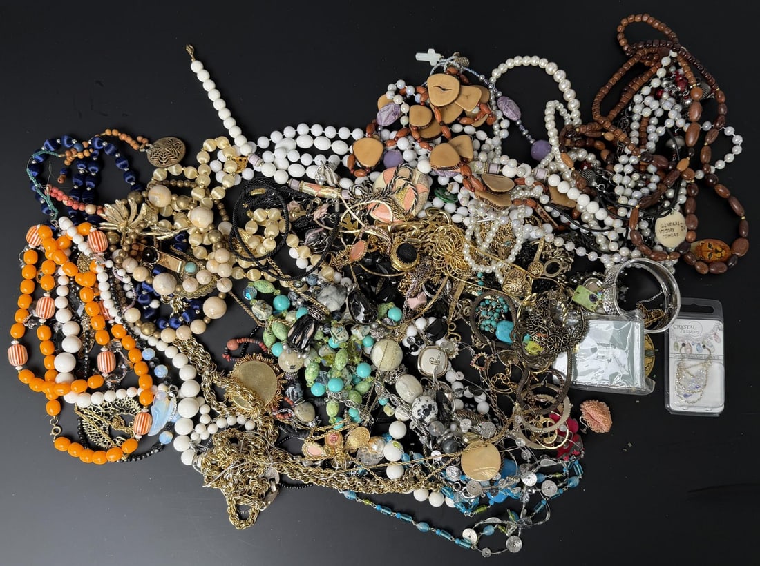 5 Pounds of Costume Jewelry: Nice grouping.