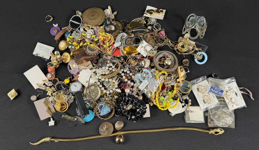 5 Pounds of Costume Jewelry: Nice grouping.