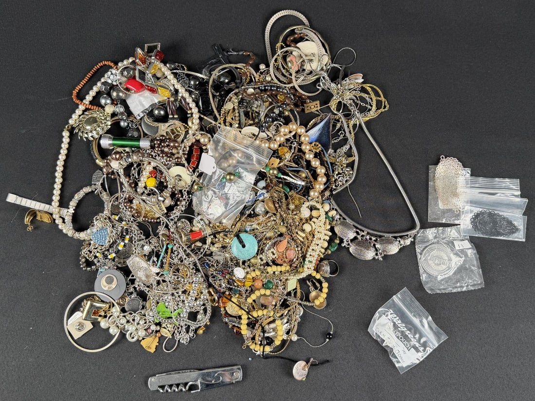 5 Pounds of Costume Jewelry: Nice grouping.
