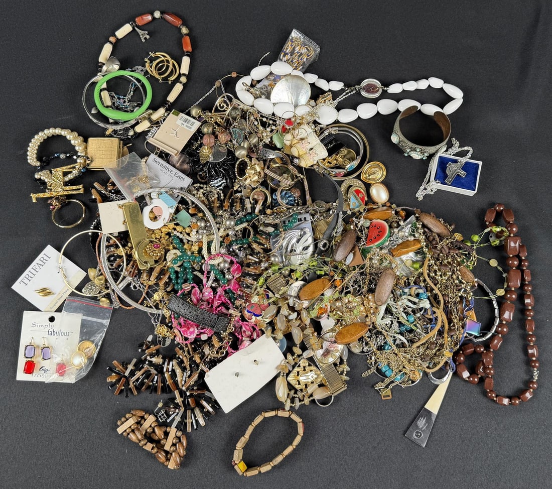 5 Pounds of Costume Jewelry: Nice grouping.
