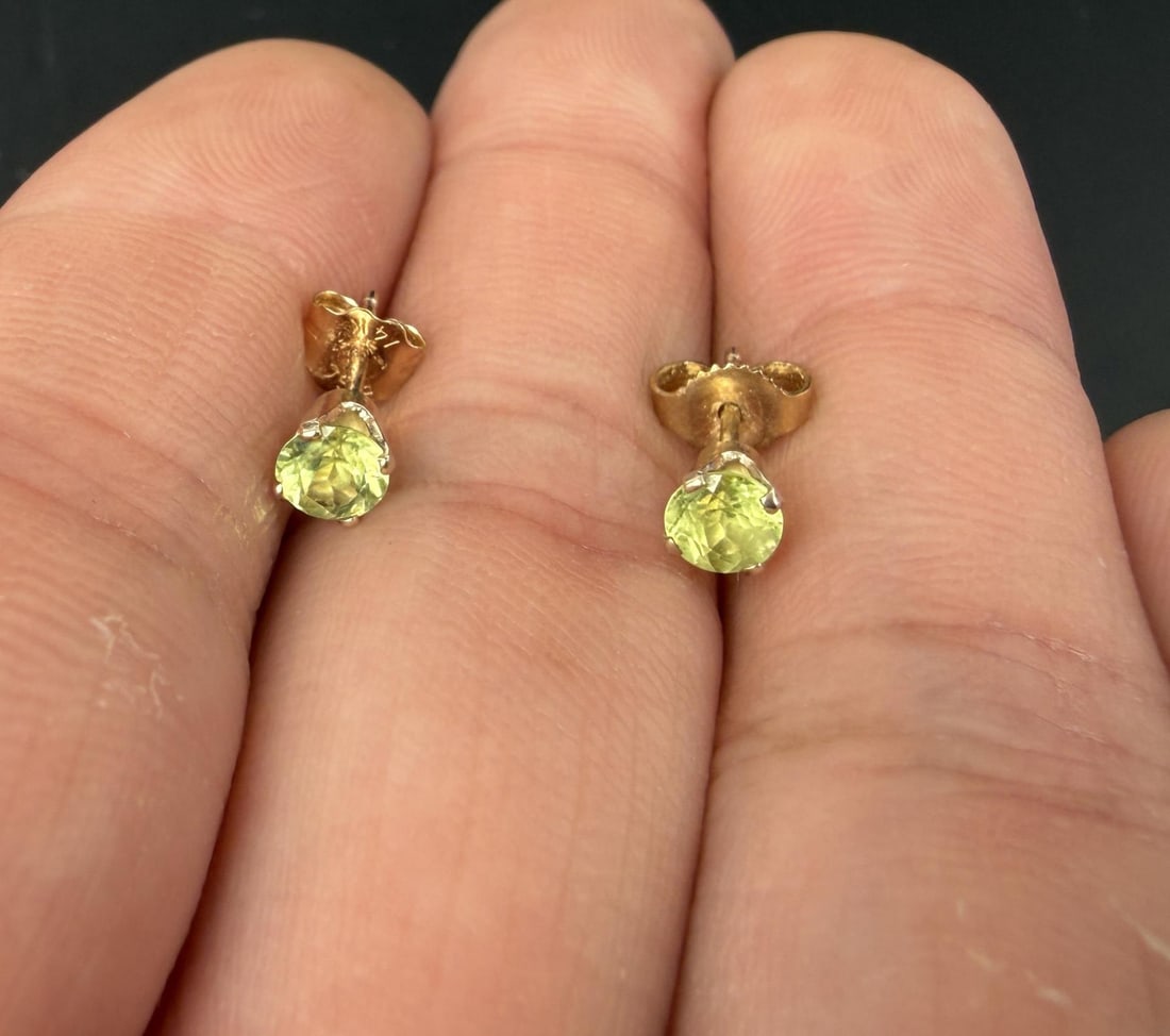 14K Gold Peridot Stud Earrings: 1/2" long each. .68 grams.