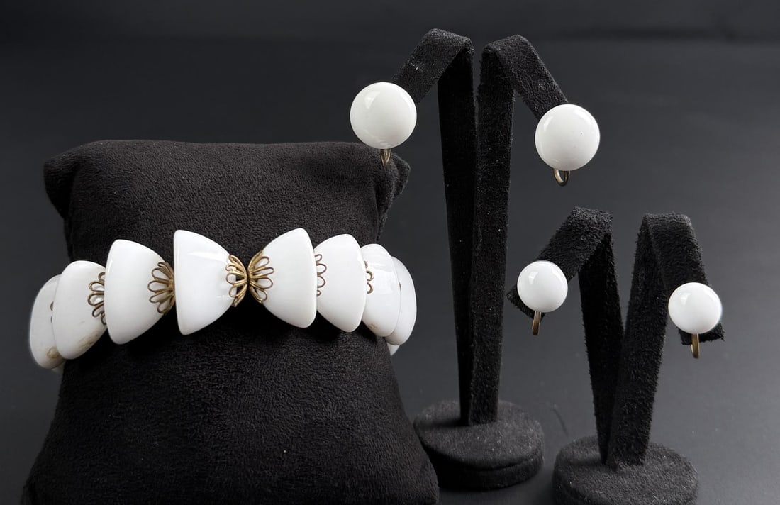 Art Deco Milk Glass Jewelry: Nice set.