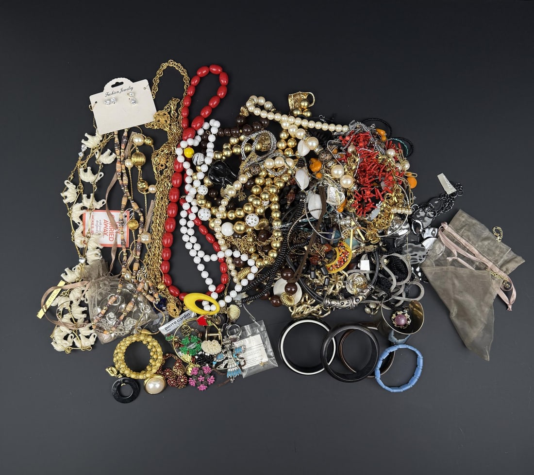 5 Pounds of Costume Jewelry: Nice grouping.