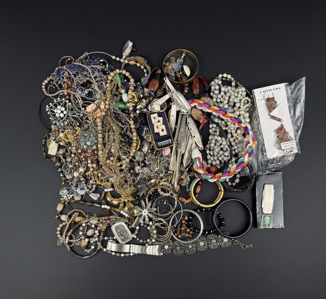 5 Pounds of Costume Jewelry: Nice grouping.