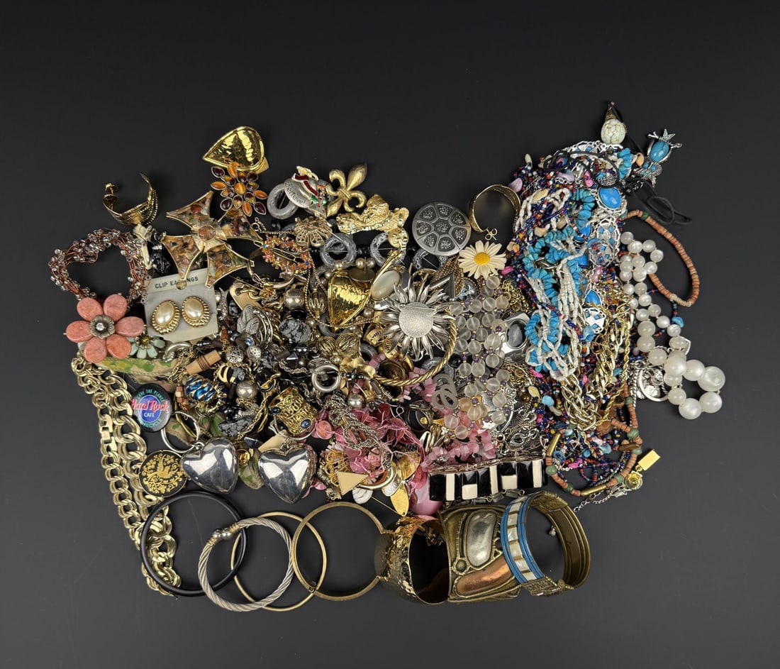 5 Pounds of Costume Jewelry: Nice grouping.